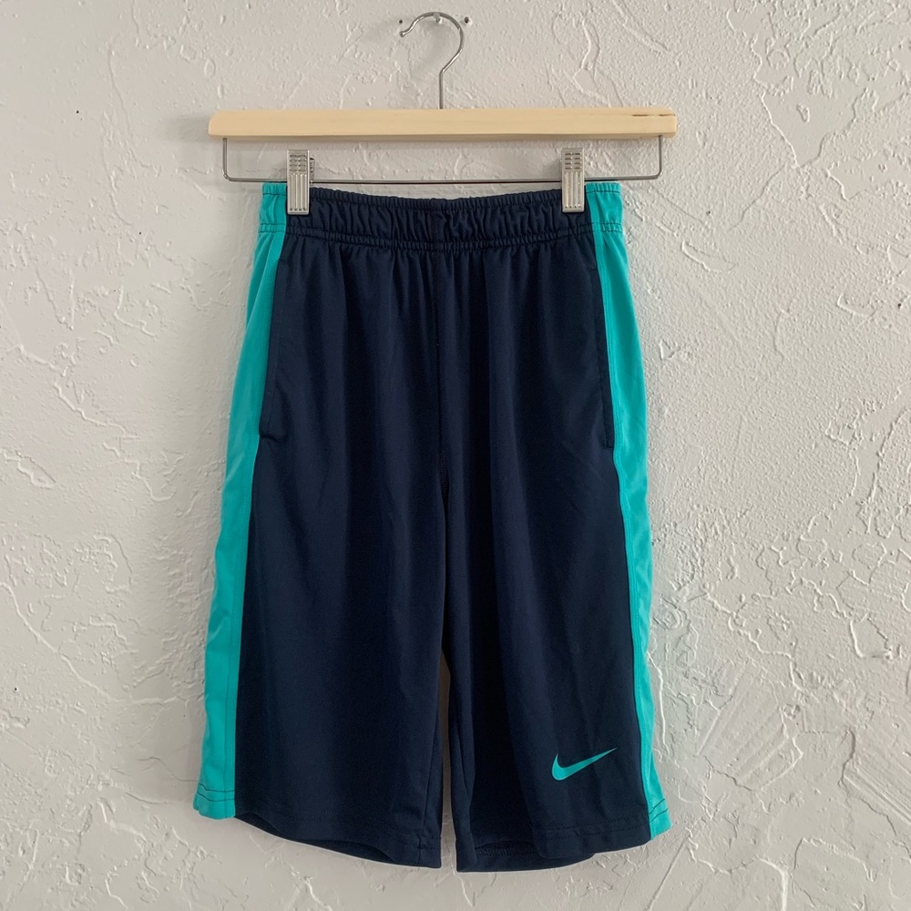 Nike Boys Basketball Shorts. Size M
